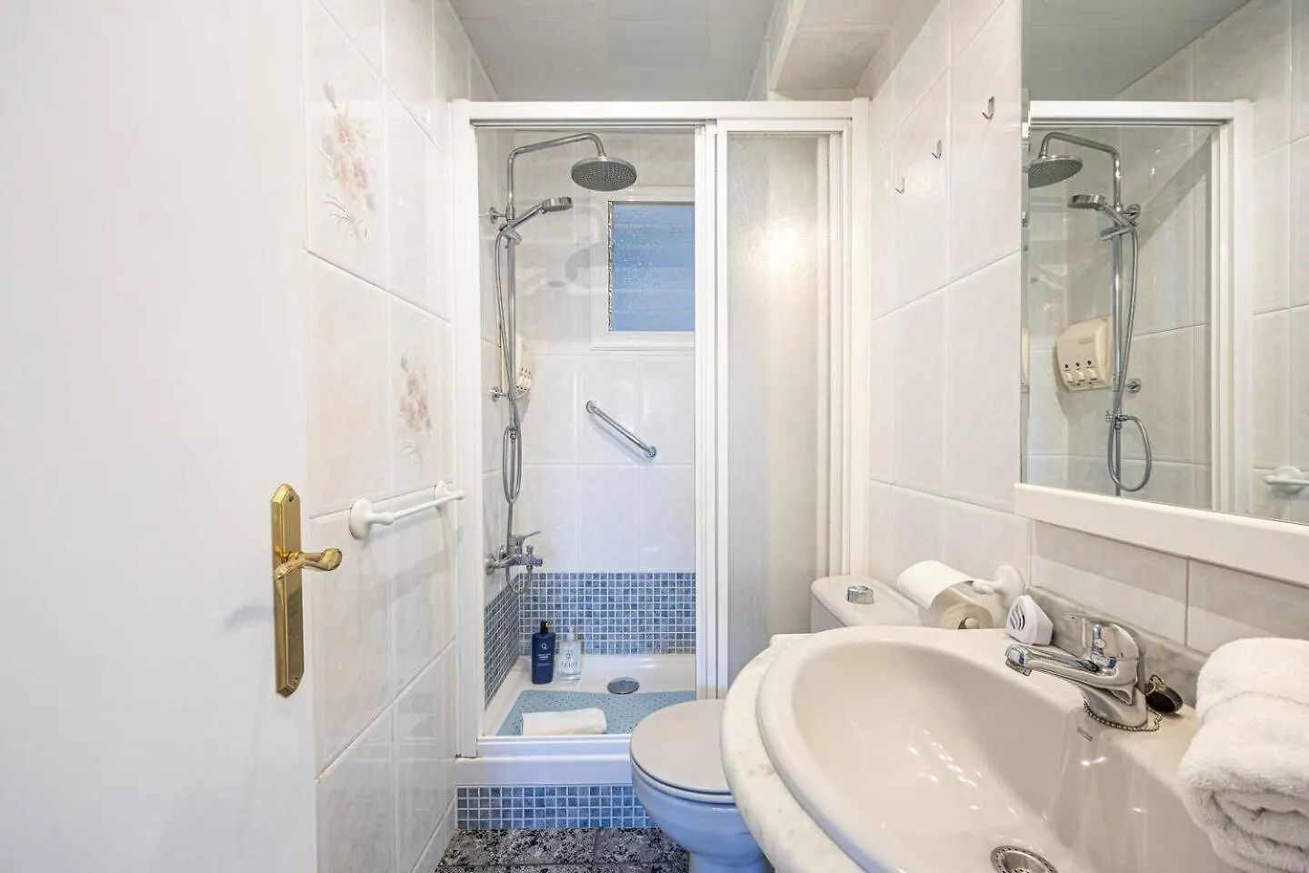 2 Bdr Apt In Cornella 5 Mins Form The Metro Apartment Cornella de Llobregat 0*,
