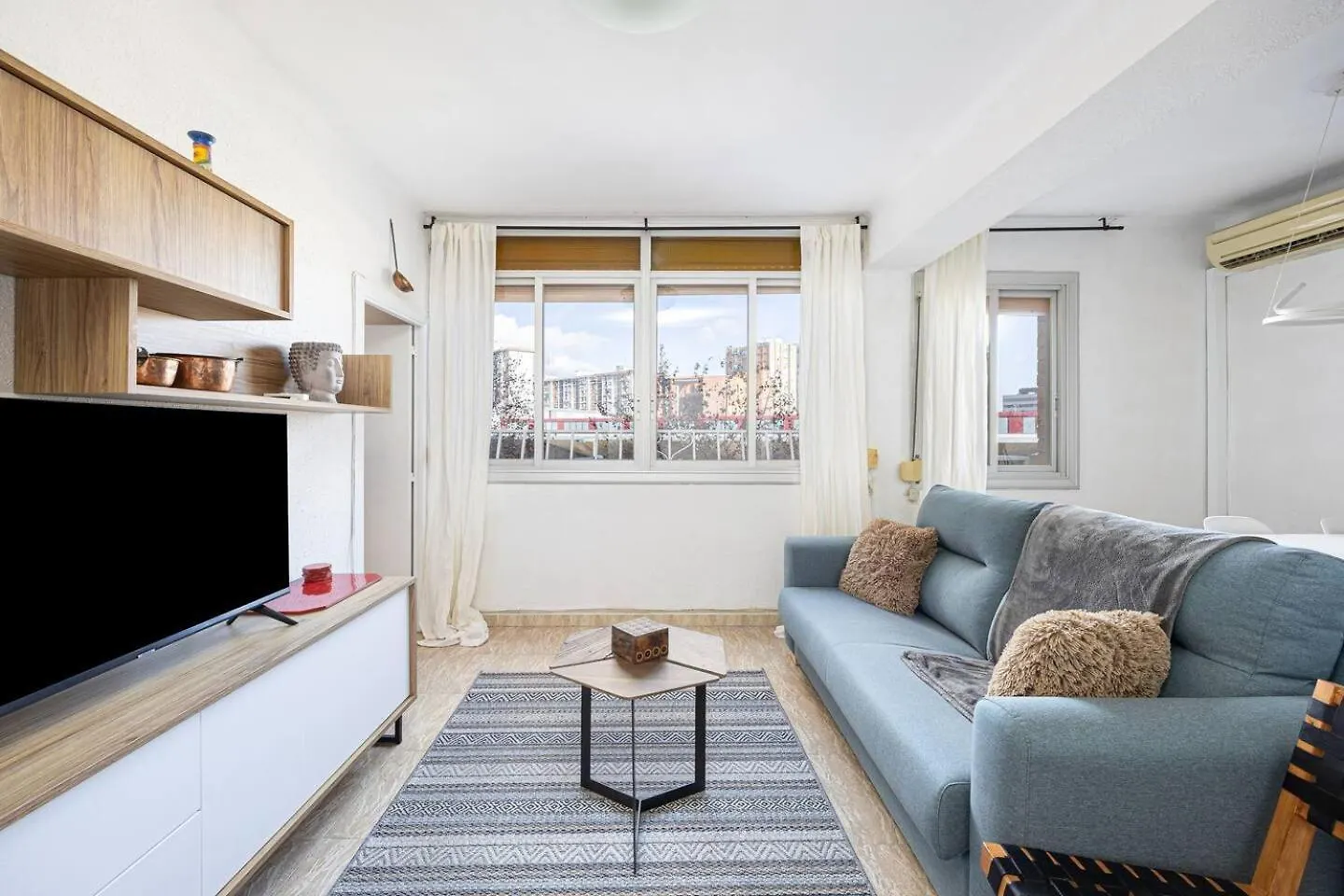 2 Bdr Apt In Cornella 5 Mins Form The Metro location